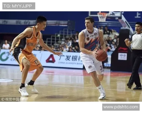 深入分析上海篮球队反击战术的特点与应用策略 深入分析上海篮球队反击战术的特点与应用策略