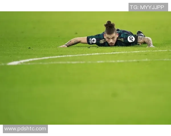 绿色头发的足球明星如何在赛场上引领时尚潮流与环保理念