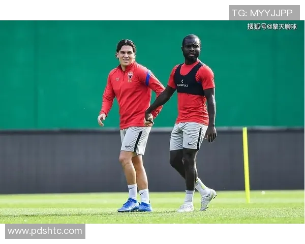 足球明星微笑签名瞬间展现亲和力与球迷互动的温馨时刻